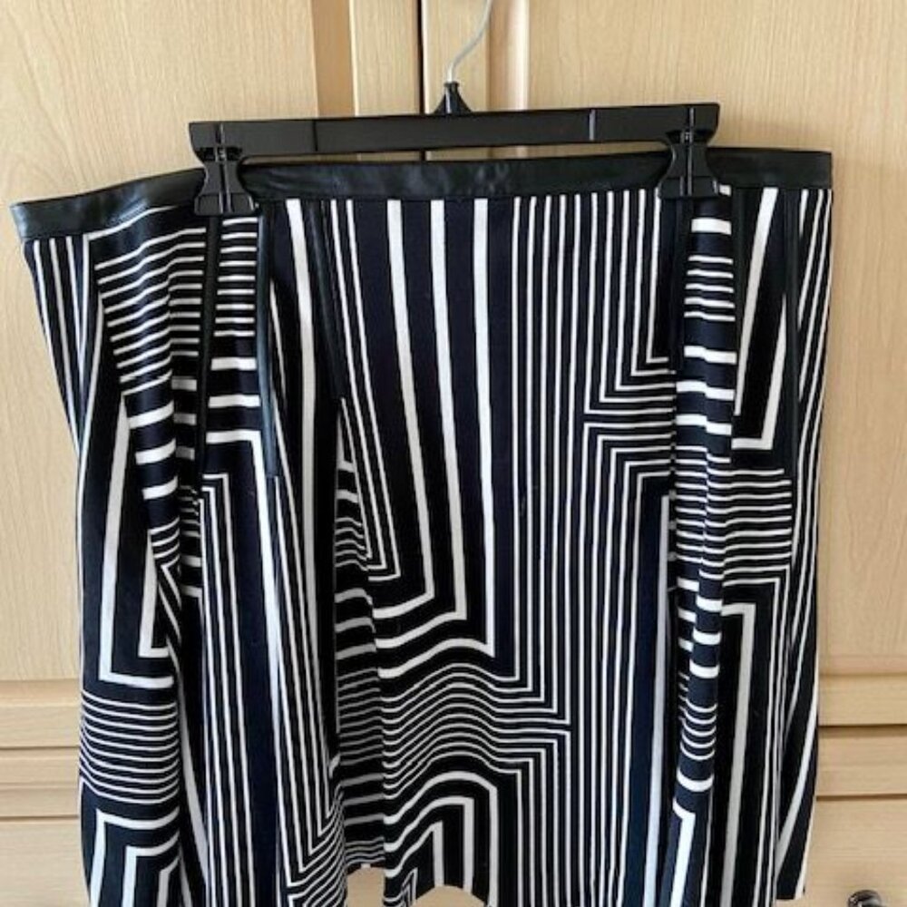 Black and white Calvin Klein Skirt, Size 16, NEVER WORN